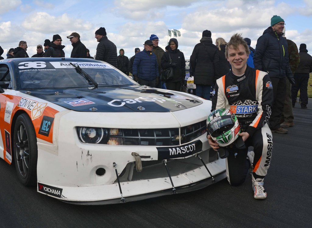 Tilskuer-interessen er stor for at komme tæt på kørerne i MASCOT DTC, og Christian Sørensen fik udleveret mange autografkort ved grid-showet